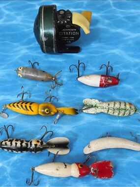 Johnson Citation Reel with 7 Yellow and Black Fishing Lures Set